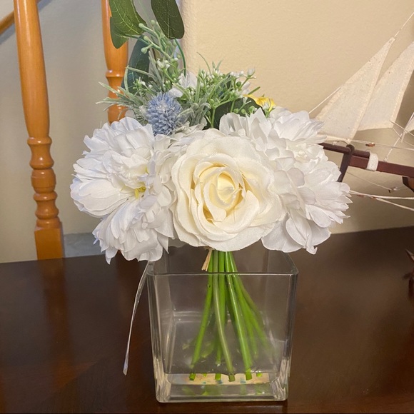 NWT FAUX FLOWERS IN GLASS VASE - Picture 3 of 6